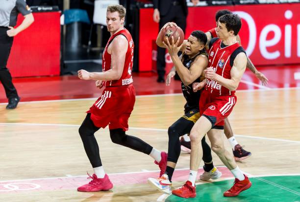 且在英超与 且在英超与